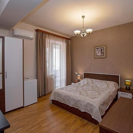 Hotel Season Yerevan Exterior photo