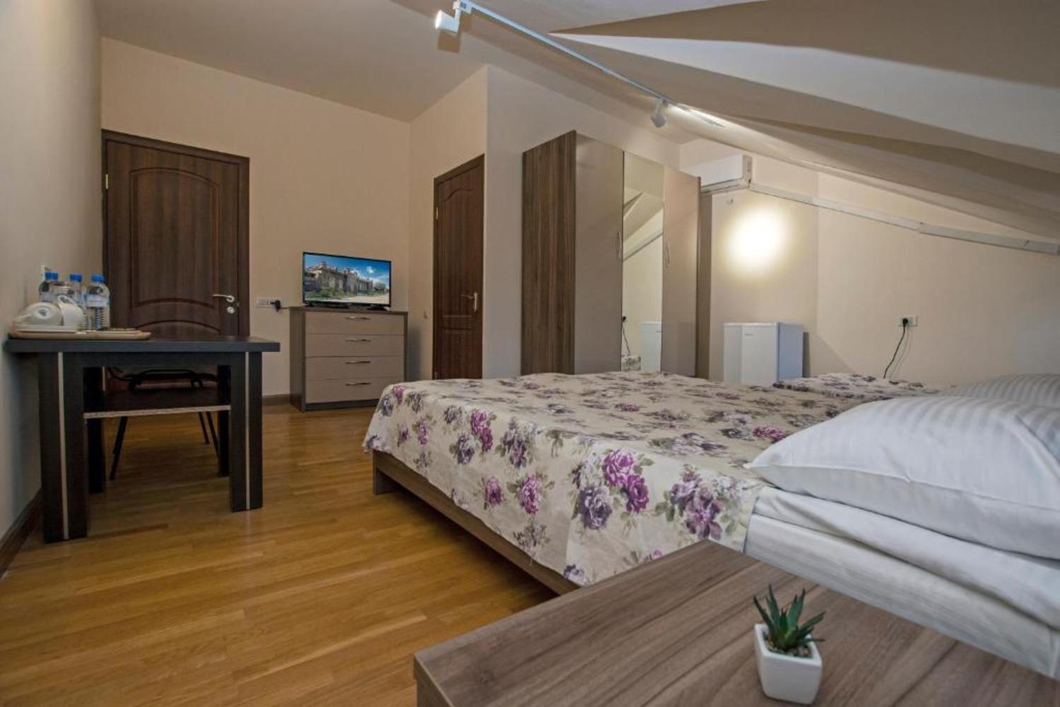 Hotel Season Yerevan Exterior photo
